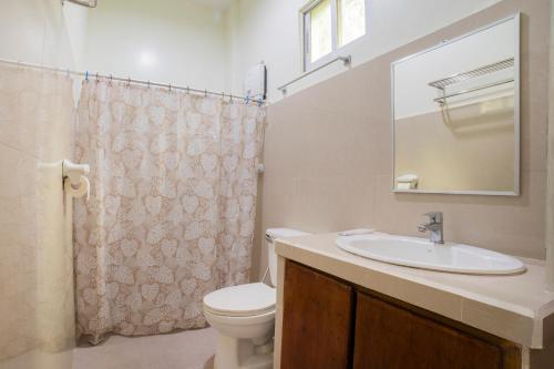 长滩岛Shorebreak Boracay Resort的一间带水槽、卫生间和镜子的浴室