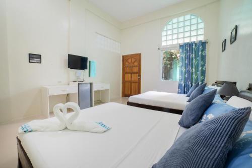 长滩岛Shorebreak Boracay Resort的酒店客房设有两张床和窗户。