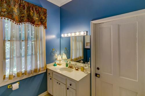 维克斯堡Steele Cottage的一间带水槽和镜子的浴室