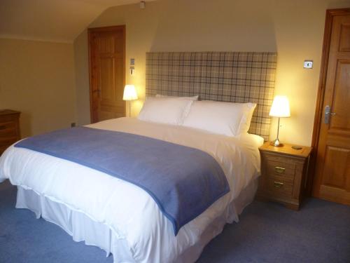 英格尔顿摩尔景致住宿加早餐旅馆的一间卧室配有一张带两盏灯的大型白色床。