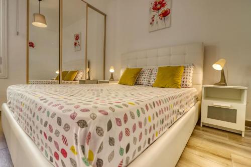 阿德耶Orlando - Ocean View Apartment in Costa Adeje的一间卧室配有一张大床和大镜子