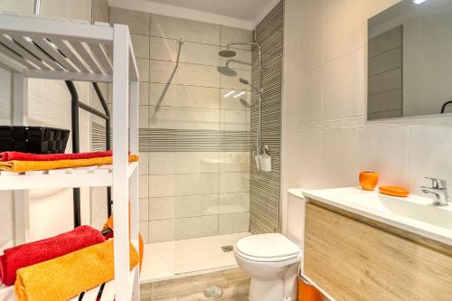 阿德耶Orlando - Ocean View Apartment in Costa Adeje的带淋浴、卫生间和盥洗盆的浴室