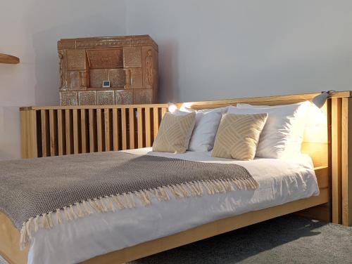 布拉索夫Luminarium的一张带白色枕头和木制床头板的床