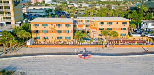 圣徒皮特海滩Page Terrace Beachfront Hotel的享有海滩上建筑的空中景致