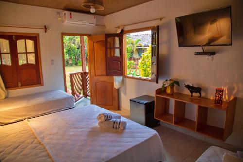 索雷浦赛达奥卡恩托多弗朗西斯酒店的一间卧室配有两张床和一台平面电视