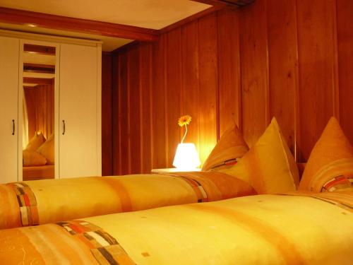 吕辰塔尔林迪公寓的一间卧室配有两张床和一张带台灯的桌子