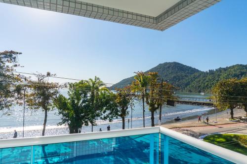 乌巴图巴Ubatuba Praia Hotel的从度假村的阳台上可欣赏到海滩景色