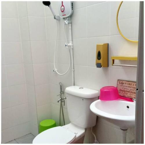 怡保Homestay Ibu(Muslim sahaja)的带淋浴、卫生间和盥洗盆的浴室
