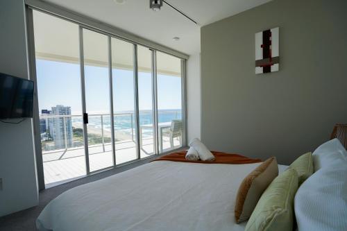黄金海岸Air On Broadbeach-Amazing Ocean Views的一间卧室设有一张大床,享有海景