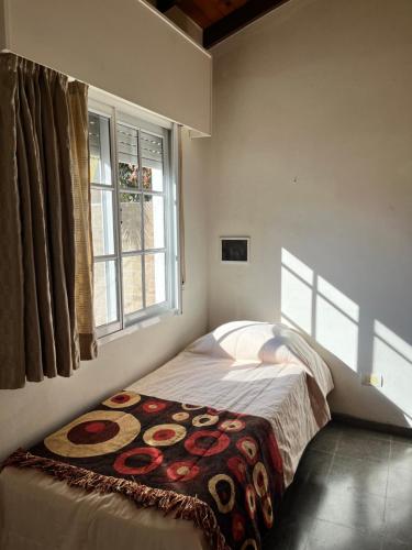 圣安东尼奥德阿雷科Los abuelos的一间卧室配有一张铺着地毯的床