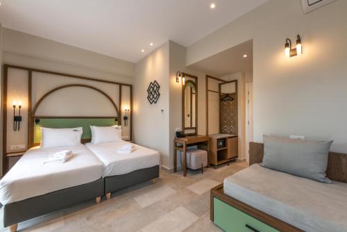 干尼亚艾尔格列柯酒店的酒店客房配有两张床和一张书桌