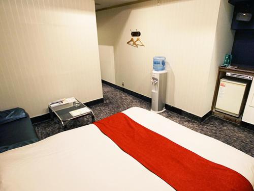 Yoshiokaフラミンゴ　大人専用的酒店客房设有一张带红色毯子的大床