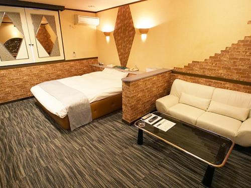 Yoshiokaグリーンヒル　大人専用的酒店客房,配有床和沙发