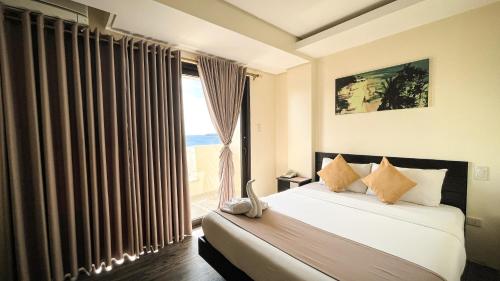 卡迪克兰Navarro Hotel的一间卧室设有一张床和一个大窗户