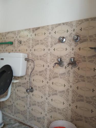 列城Gomang guest house Leh的浴室设有瓷砖墙和水槽
