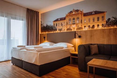 大恩策斯多夫Hotel Am Sachsengang的酒店客房,配有床和沙发