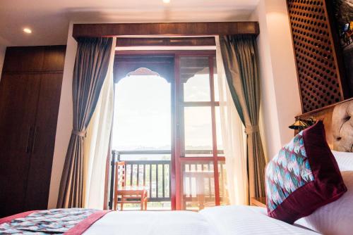 加德满都Everest Boutique Hotel的一间卧室设有一张床和一个美景窗户。