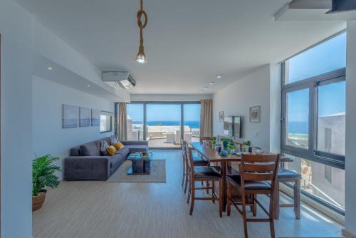 赫尔格达VESTA - Soma Bay Residence的客厅和带桌椅的用餐室