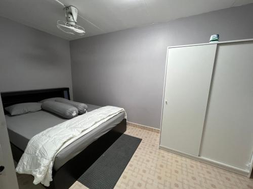 Ban Song HongBanana Muji Home-C6 F10-29的一间卧室配有床和白色橱柜