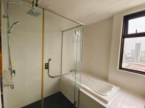 八打灵再也Homestay 301 Kota Damansara 2301 Alpha IVF Alpha Fertility Centre Encorp Strand PJ Sunway Giza Mall by Warm Home的带淋浴的浴室(带玻璃淋浴间)