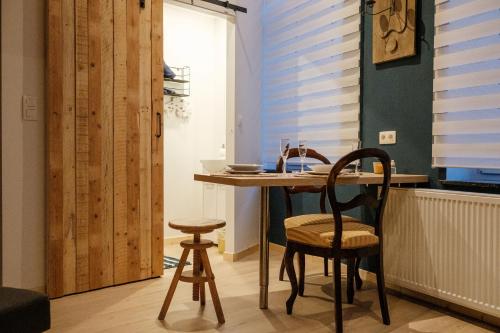 斯帕Le Studio Émeraude - Topdestination-Spa的一间小厨房,内设桌椅