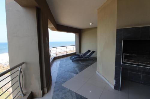 乌旺戈海滩Saints View Resort Unit 24的一间带壁炉的客厅,享有海景