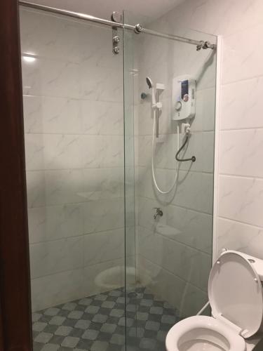 西哈努克LK Apartment & Hotel的浴室内带卫生间的淋浴间