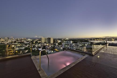 圣胡安西加拉豪华套房酒店 - 圣胡安的建筑物屋顶上的游泳池