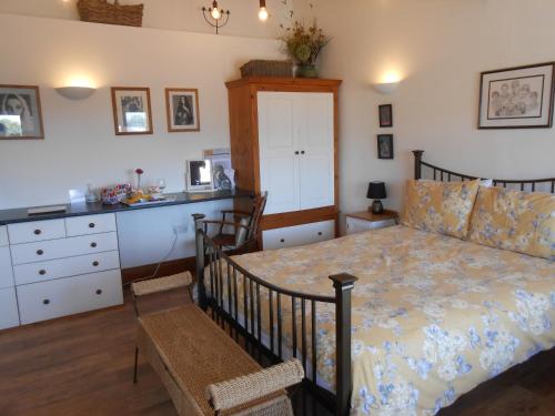 贝尔珀Callwood Farm Annex Guest Room的一间卧室配有一张床和一个梳妆台