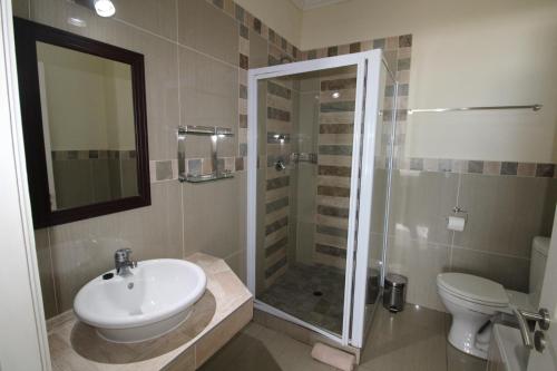 乌旺戈海滩Saints View Resort Unit 23的一间带水槽、淋浴和卫生间的浴室