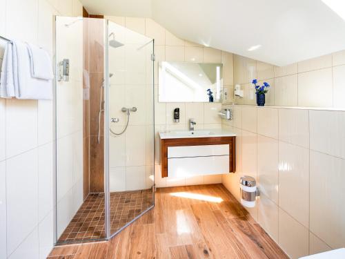 勒沃库森Kristallhotel Fettehenne的带淋浴和盥洗盆的浴室