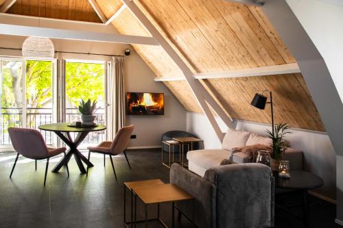 霍勒姆Appartement de Hoge Stoep的客厅配有沙发和桌子