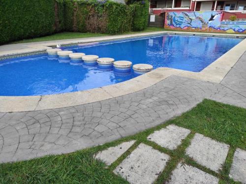 维拉加尔西亚·德·阿劳萨Apartamento Carril - Camiño do Carro的一座游泳池,四周环绕着桶子,