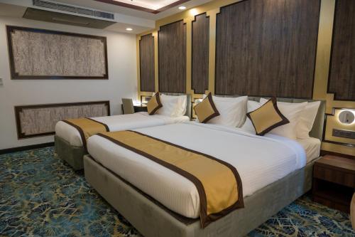BaharampurGolden Retreat的一间酒店客房,内配两张床