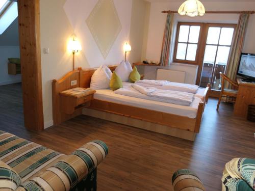 阿特尔高地区圣格奥尔根兰德卡斯托弗斯普利特威尔特酒店的一间卧室配有一张床和一个沙发