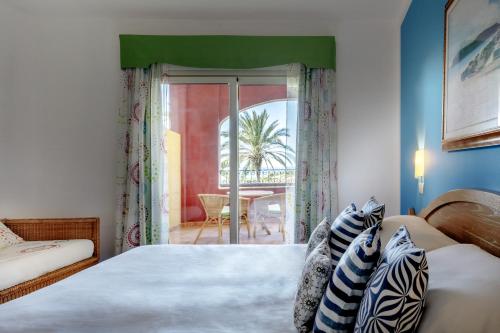 维拉西米乌斯Cruccùris Resort - Adults Only的一间卧室设有两张床,享有庭院的景色