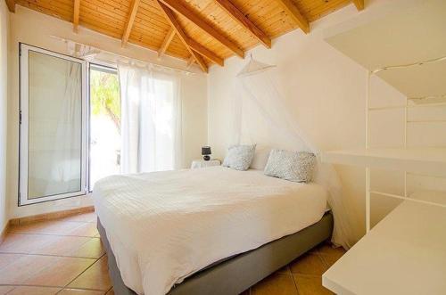 卡亚俄萨尔瓦赫Villa with Private Pool, Jacuzzi & 360° Sea Views的一间卧室设有一张床和一个大窗户