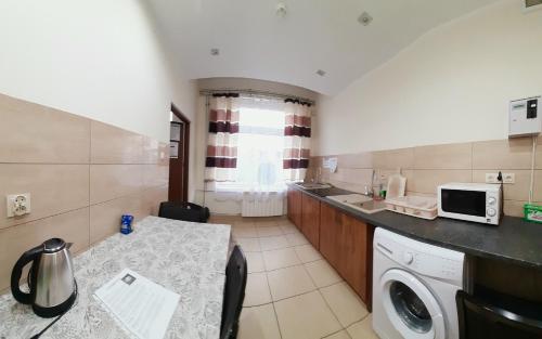 拉多姆斯科HOTEL RADOMSKO的厨房配有洗衣机和微波炉。
