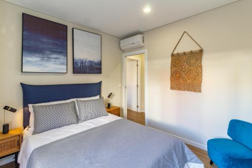 科维良Porta 25 Guesthouse的一间卧室配有蓝色的床和蓝色椅子