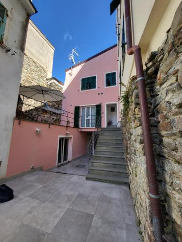 克里日亚Residenza Solferino的粉红色的房子,设有石墙和楼梯