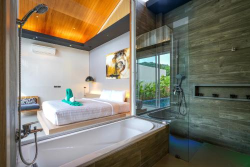 拉扬海滩度Sunpao Pool Villa by HCR的带浴缸、床和淋浴的浴室