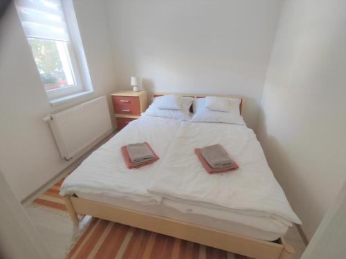 莫哈奇BlankApartman的一间卧室配有一张床,上面有两条毛巾