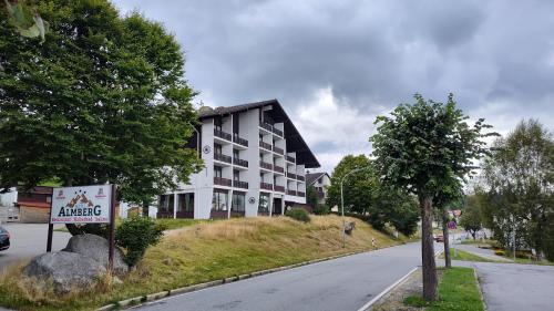 米特菲厄姆恩斯罗伊特Two Apartaments Almberg - Mitterdorf-Mitterfirmiansreut的街道旁的山丘上建筑