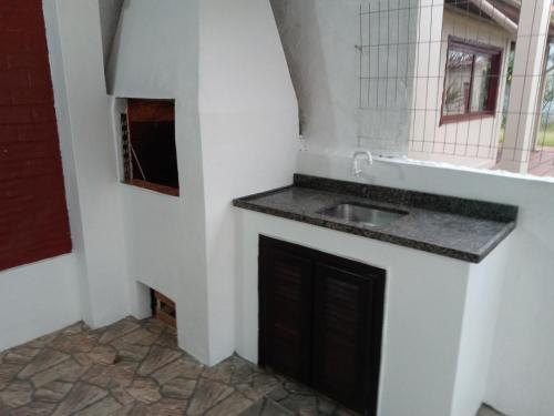 托雷斯Casa da Cal的一个带水槽和壁炉的厨房