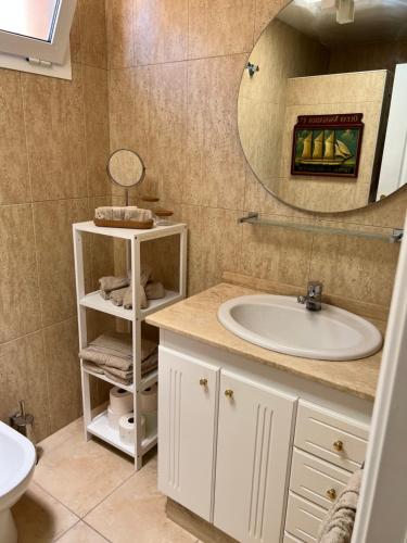波里斯-德阿沃纳Bella Vista的一间带水槽和镜子的浴室