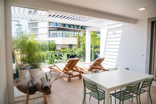 丰沙尔Madeira Precious Penthouse的庭院配有白色的桌椅