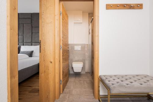 毛特恩多夫Granit Appartements的一间带床和卫生间的浴室
