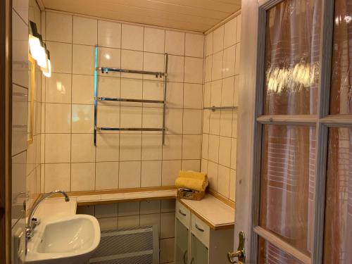 库罗阿尔滕堡Haus Talruhe的一间带水槽和卫生间的小浴室