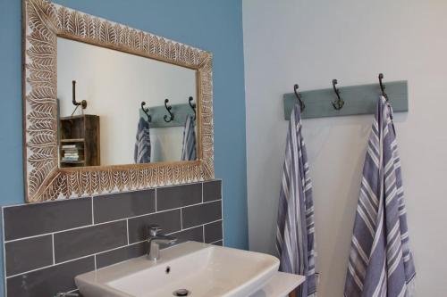 克莱因蒙德Seafront house with a view的一间带水槽和镜子的浴室