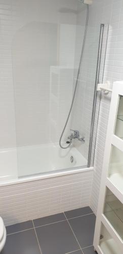 圣乔治Precioso apartamento con dos terrazas privadas的带淋浴和白色浴缸的浴室